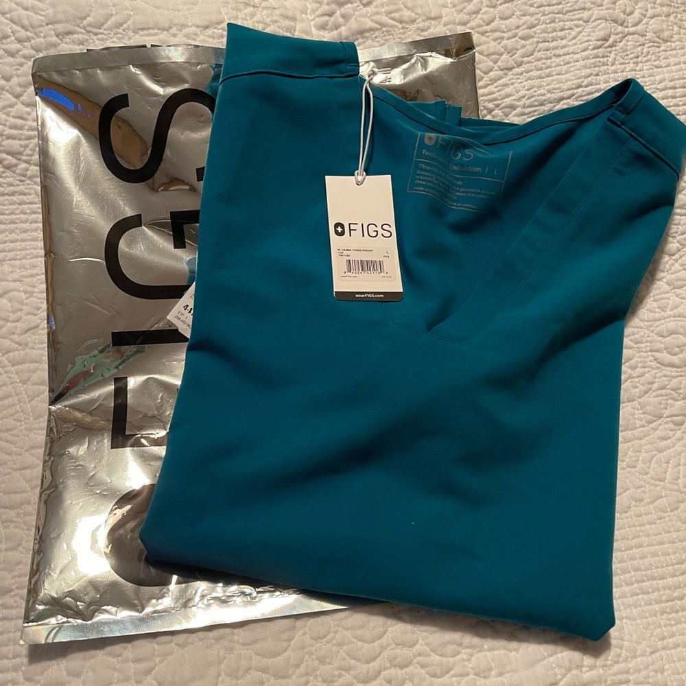 FIGS 2-pocket Top. Pacific Blue. Technical Collection. New w/tags.